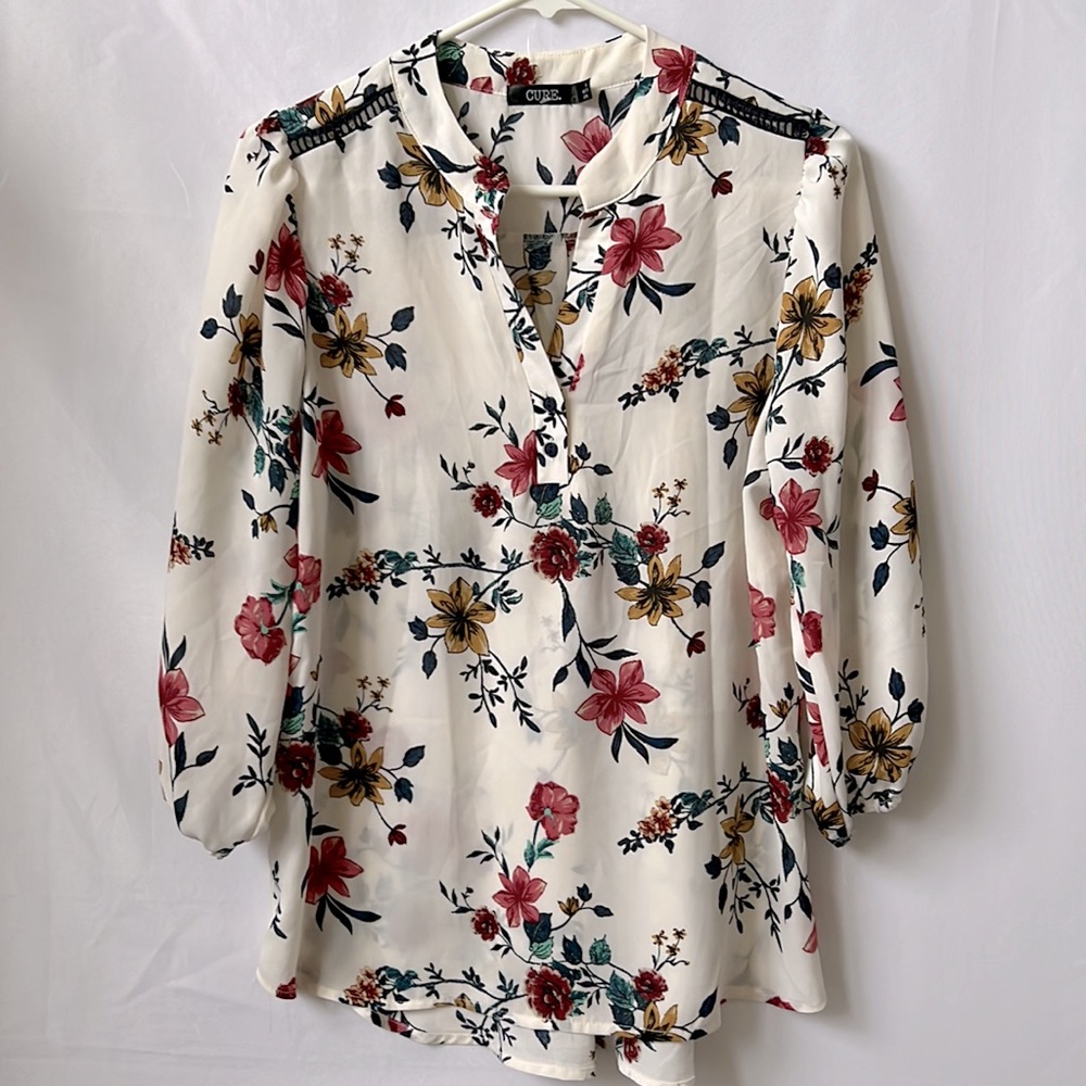 Cure 3/4 Sleeve Flower‎ Blouse